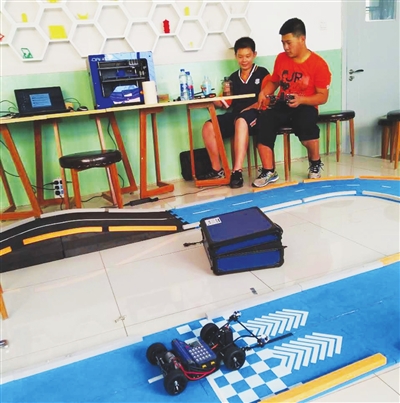 在雍陽中學創(chuàng)客實驗室 享受科技實驗樂趣