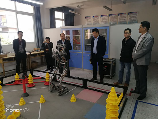 省市區(qū)電教館一行調(diào)研達川四中“創(chuàng)客”空間相關(guān)工作