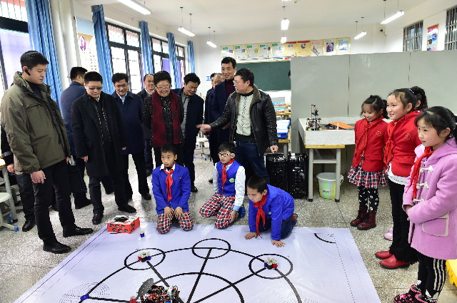 顧秀蓮赴重慶調(diào)研關(guān)心下一代工作，視察“少年硅谷”項目
