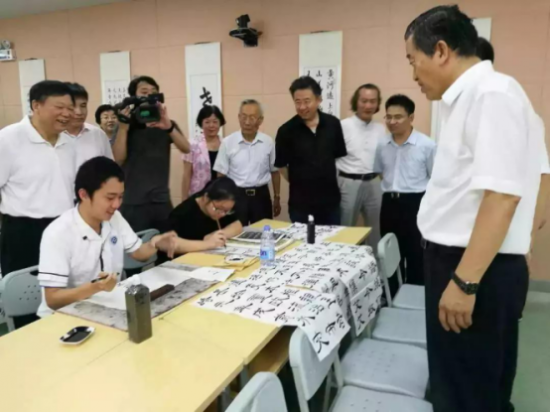 為什么國(guó)家越來(lái)越重視書(shū)法教育？