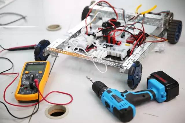 沾化二中成立創(chuàng)客實驗室 配有創(chuàng)客社團(tuán)跟進(jìn)輔導(dǎo)