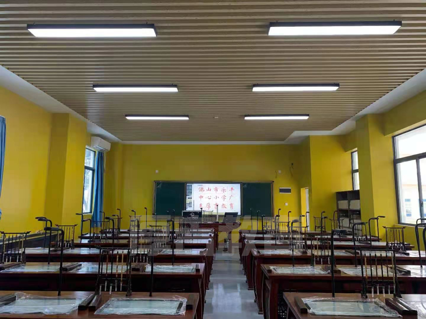 學(xué)校<a href='http://www.golook.cc/chanpin/57-1.html' target='1' style='font-size:18px; font-weight:bold; color:#000000;'>書法室</a>