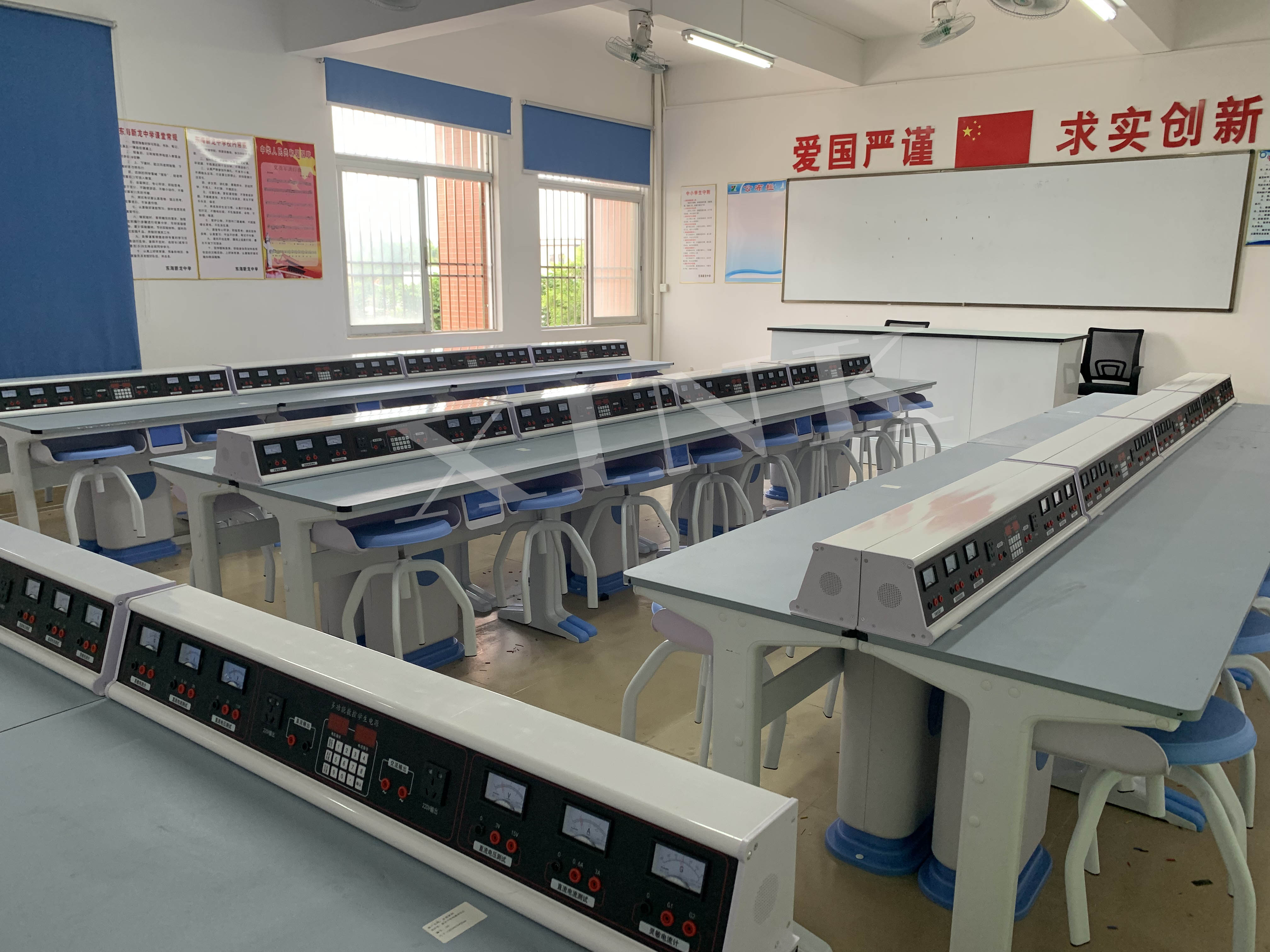 電學<a href='http://www.golook.cc/' target='1' style='font-size:14px; font-weight:bold; color:#0080ff;'>物理實驗室</a>