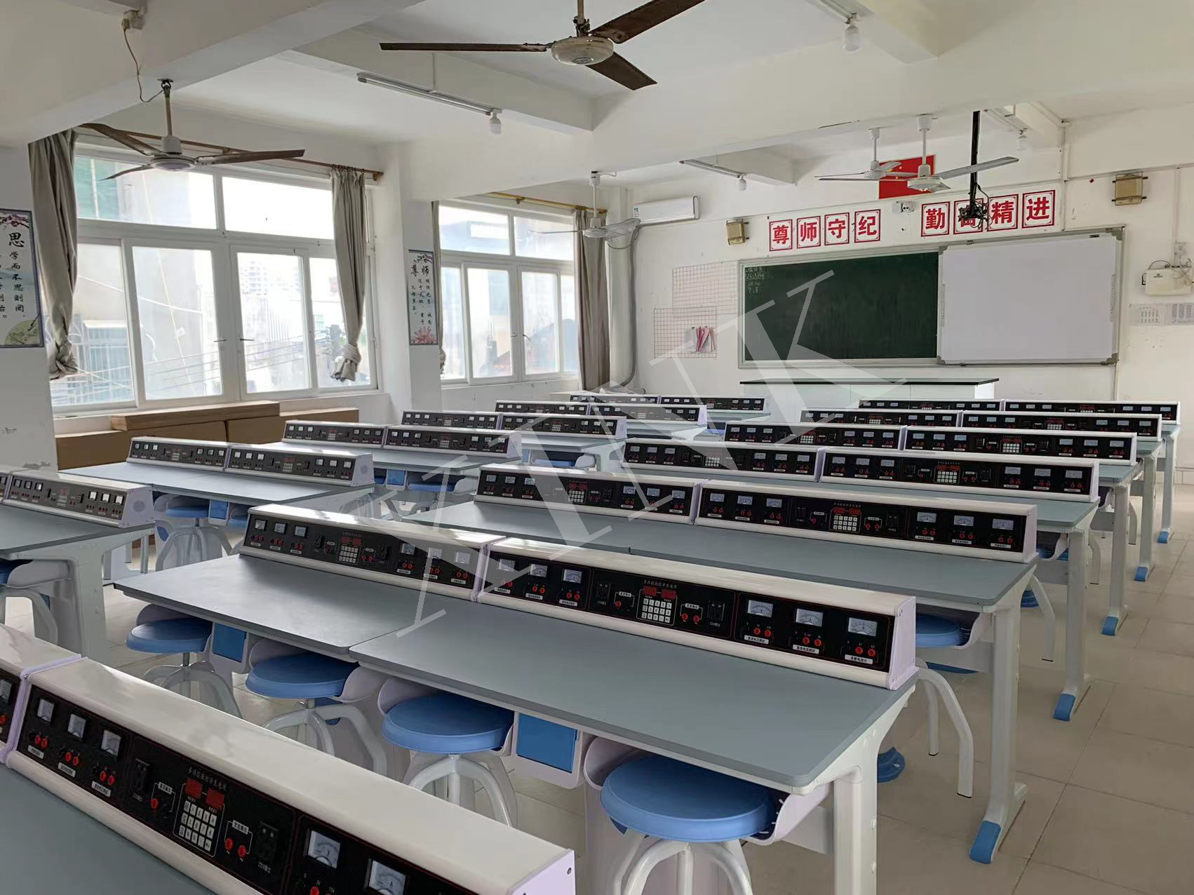 電學<a href='http://www.golook.cc/' target='1' style='font-size:14px; font-weight:bold; color:#0080ff;'>物理實驗室</a>