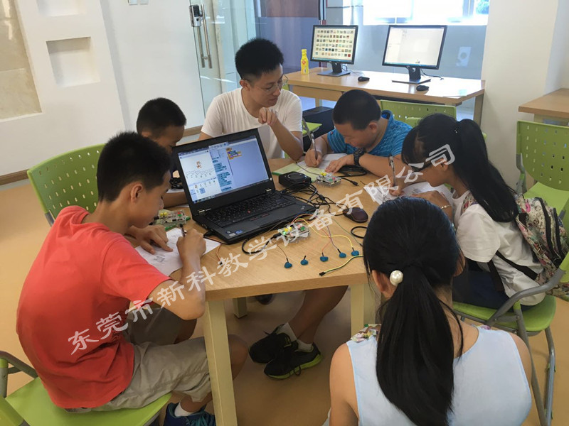 <a href='http://www.golook.cc' target='1' style='font-size:14px; font-weight:bold; color:#0080ff;'>創(chuàng)客實驗室</a>