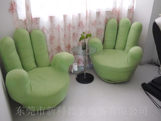 學(xué)校<a href='http://www.golook.cc' target='1' style='font-size:14px; font-weight:bold; color:#0080ff;'>心理咨詢室</a>布置