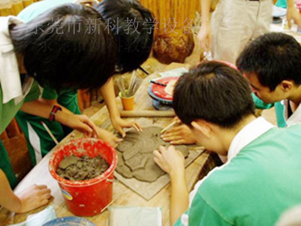 <a href='http://www.golook.cc/chanpin/55-1.html' target='1' style='font-size:18px; font-weight:bold; color:#000000;'>陶藝功能室</a>2