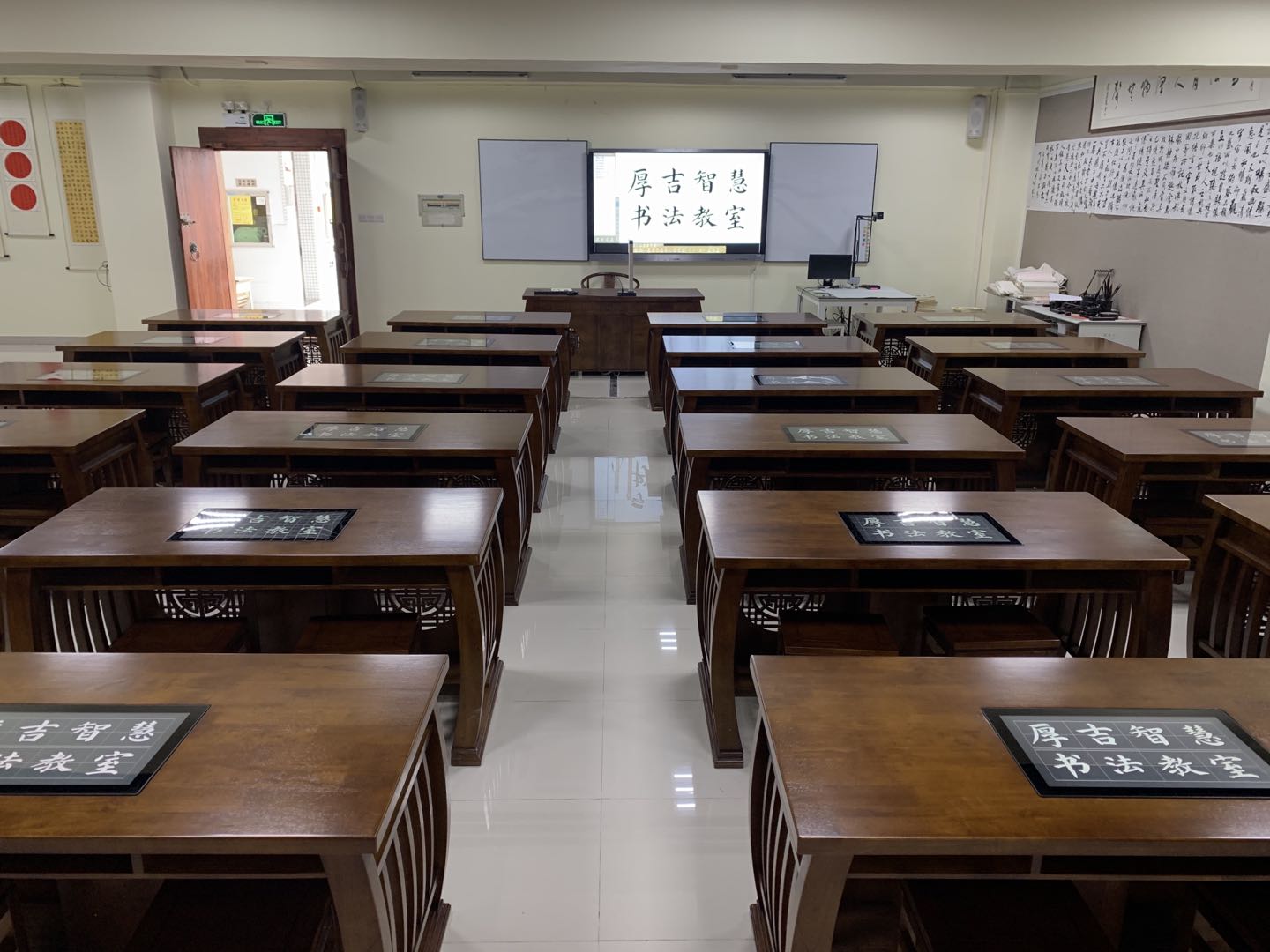 智慧<a href='http://www.golook.cc/chanpin/57-1.html' target='1' style='font-size:18px; font-weight:bold; color:#000000;'>書法室</a>